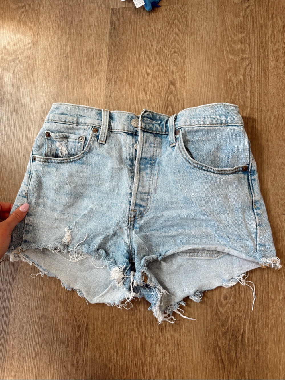 Levi's Light Wash Denim Cutoff Shorts 27 - Picture 2 of 11